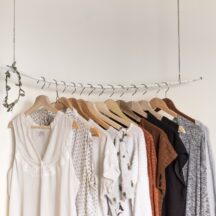 なんだか洋服が臭い!臭いを消す方法をシチュエーション別で紹介