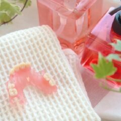 入れ歯はちゃんとケアしてる？正しいお手入れ方法と注意点を解説